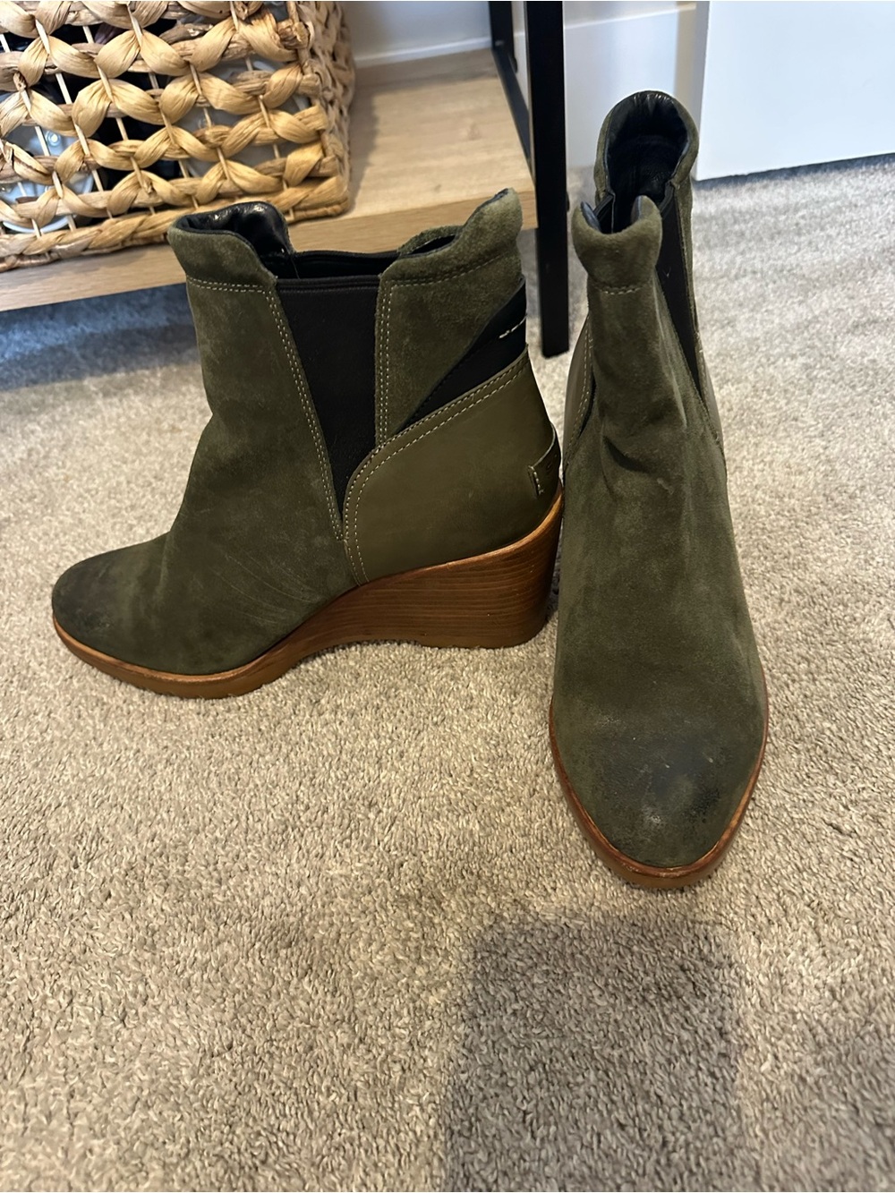 Sorel size 10 Olive Green Suede Wedge Ankle Boots - Women